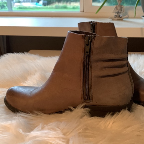 Bogs Carly Low Leather Boot - Picture 6 of 6